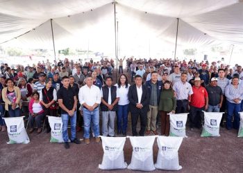 Entrega Lupita Cuautle fertilizante al campo