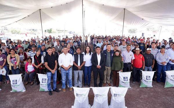 Entrega Lupita Cuautle fertilizante al campo