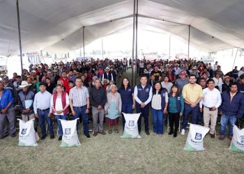 Entrega Lupita Cuautle fertilizante al campo