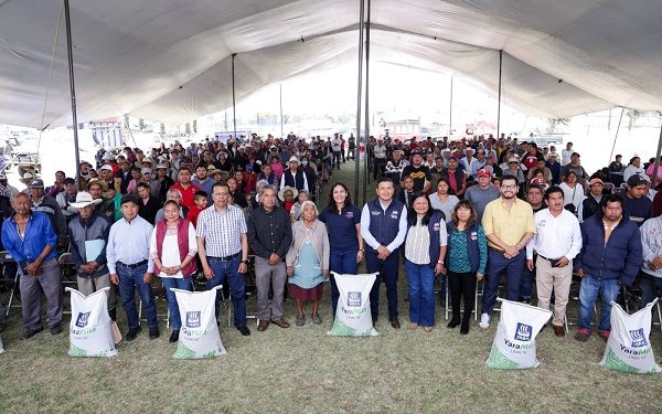 Entrega Lupita Cuautle fertilizante al campo