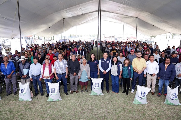 Entrega Lupita Cuautle fertilizante al campo