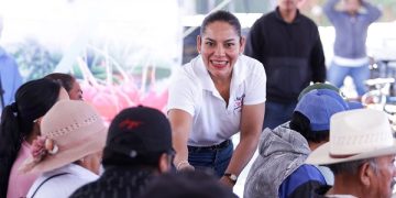 Lupita Cuautle entrega invernaderos y apoyos al campo