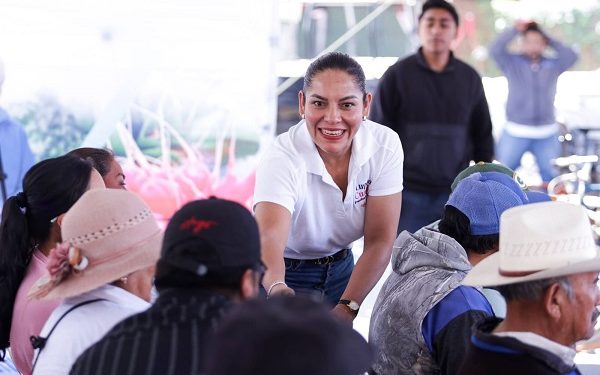 Lupita Cuautle entrega invernaderos y apoyos al campo