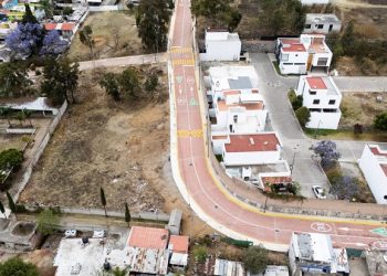 Entrega Lupita Cuautle calle adoquinada en Acatepec