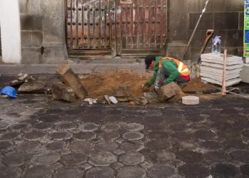Renueva Ayuntamiento adoquín del Centro Histórico