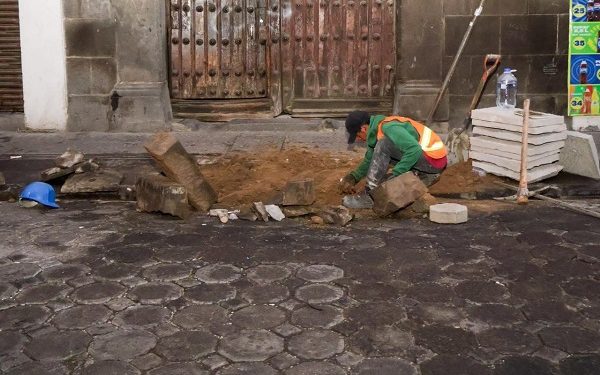 Renueva Ayuntamiento adoquín del Centro Histórico