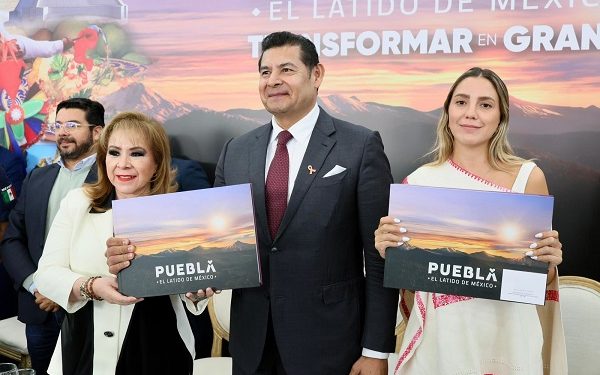 Presenta Alejandro Armenta libro turístico de Puebla