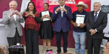 Fortalece Alejandro Armenta el mezcal poblano