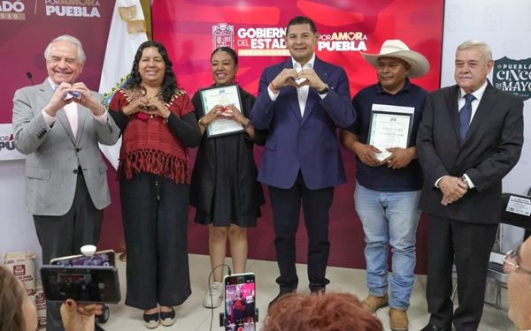 Fortalece Alejandro Armenta el mezcal poblano