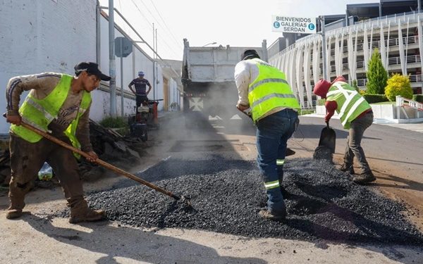 Mejora Gobierno de la Ciudad vialidades con bacheo