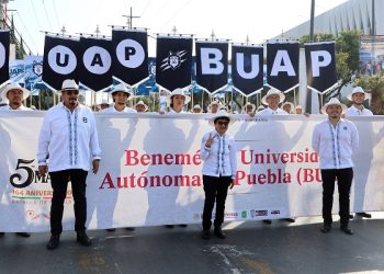 Desfila BUAP con orgullo en el 5 de Mayo