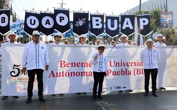 Desfila BUAP con orgullo en el 5 de Mayo