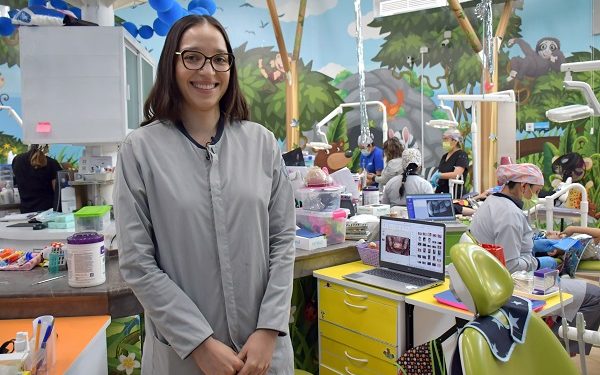 Gana alumna BUAP premio por láser dental