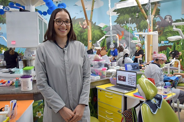 Gana alumna BUAP premio por láser dental