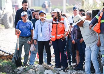 Lupita Cuautle lleva mantenimiento a vialidades de Cacalotepec