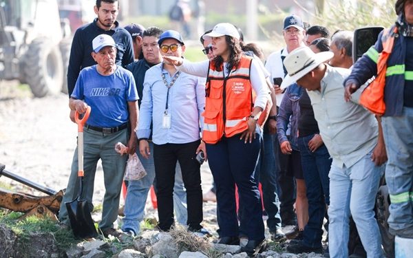 Lupita Cuautle lleva mantenimiento a vialidades de Cacalotepec
