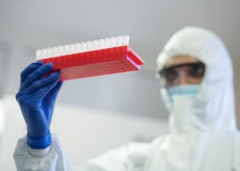 Activa OMS puente aéreo por ébola en el Congo