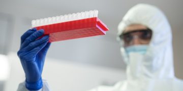 Activa OMS puente aéreo por ébola en el Congo