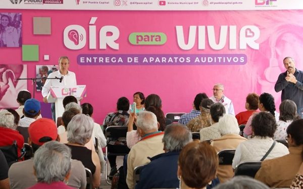 Entrega SMDIF Puebla 50 aparatos auditivos