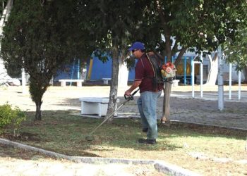 Mantiene Puebla capital parques con poda y chapeo