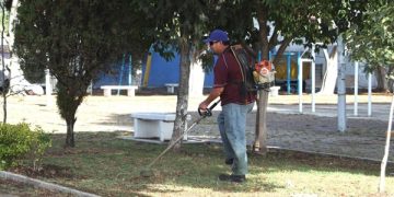 Mantiene Puebla capital parques con poda y chapeo