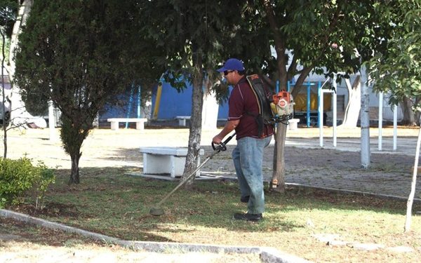 Mantiene Puebla capital parques con poda y chapeo