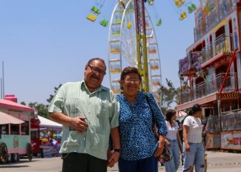 Disfrutan familias la Feria de Puebla