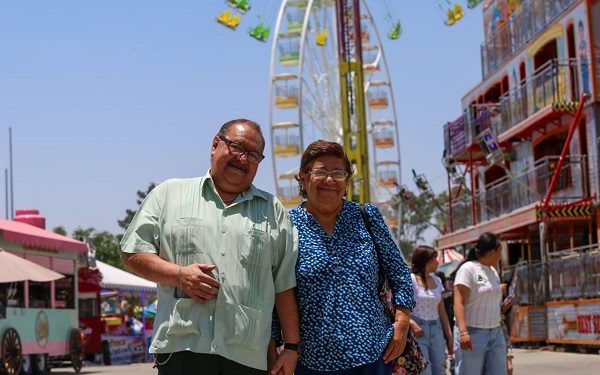 Disfrutan familias la Feria de Puebla