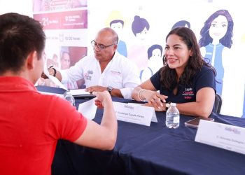 Atiende Lupita Cuautle a vecinos de San Rafael Comac