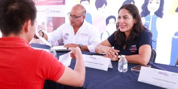 Atiende Lupita Cuautle a vecinos de San Rafael Comac