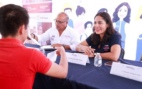 Atiende Lupita Cuautle a vecinos de San Rafael Comac