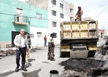 Supervisa Chedraui bacheo en 27 Poniente