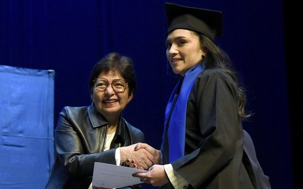 Celebra BUAP graduación de Derecho