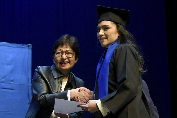 Celebra BUAP graduación de Derecho