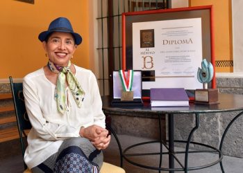 Reconoce Biblos labor social de Laura Athié