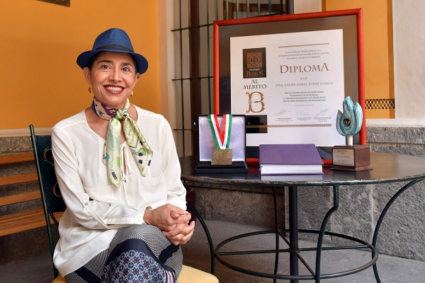 Reconoce Biblos labor social de Laura Athié