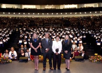 Gradúa BUAP a 502 jóvenes de la región