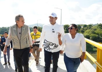 Supervisan avance del puente en Tetela