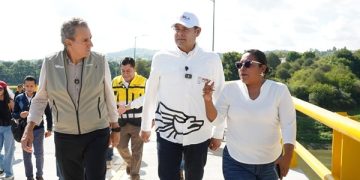 Supervisan avance del puente en Tetela