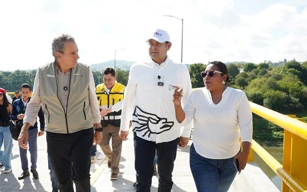 Supervisan avance del puente en Tetela