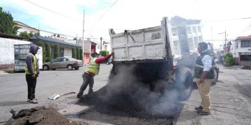 Supervisa Pepe Chedraui bacheo en San Jerónimo Caleras