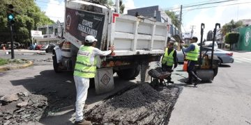Refuerza Pepe Chedraui bacheo en Huexotitla