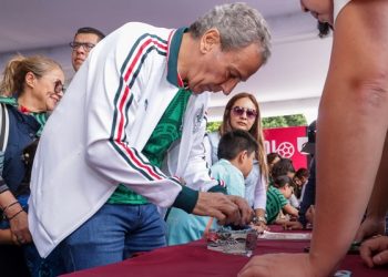 Reúne Gobierno de la Ciudad a coleccionistas mundialistas