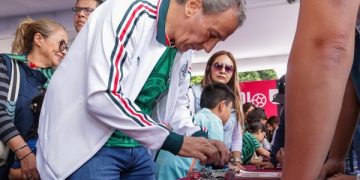 Reúne Gobierno de la Ciudad a coleccionistas mundialistas