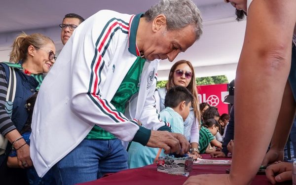 Reúne Gobierno de la Ciudad a coleccionistas mundialistas