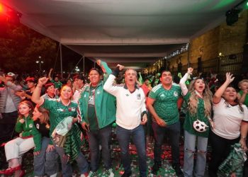 Convive Chedraui con familias en el Zócalo