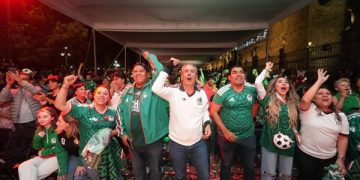 Convive Chedraui con familias en el Zócalo