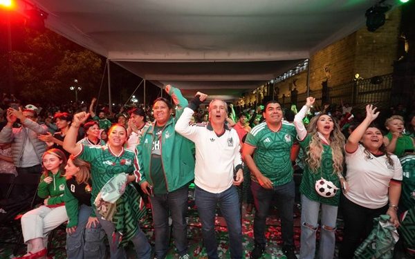 Convive Chedraui con familias en el Zócalo