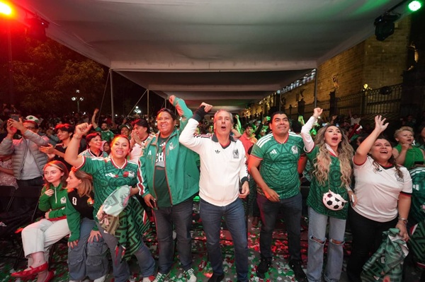 Convive Chedraui con familias en el Zócalo