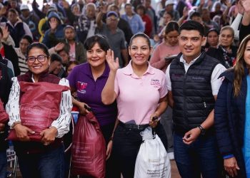 Entrega Lupita Cuautle apoyos alimentarios